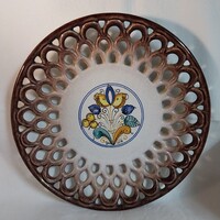 Retró áttört szélű kerámia fali dísztányér, kézzel festett népi mintás (29 cm)