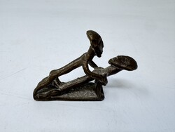 Kisméretű afrikai erotikus fém szobor a '60as évekből (4cm)