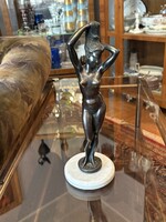 MEZTELEN LÁNY - ELEGÁNS BRONZ NŐI AKT SZOBOR, KEREK FEHÉR SZÍNŰ MÁRVÁNY TALPON 30 CM