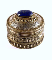 TIBETI IMADOBOZKA (Gau stílusú ékszertartó) LAPIS LAZULI DRÁGAKŐVEL