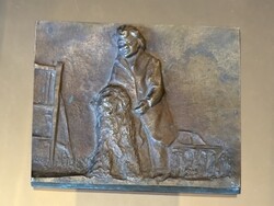 PULI KUTYA ÉS FÉRFI, A HÁTTÉRBAN KOCSI, BRONZ PLAKETT, RETRO ÉLETKÉP 11 X 8 X 1 CM