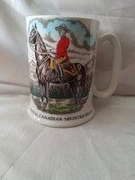 Angol porcelán korsó,  a Kanadai Királyi Lovas Rendőrséget ábrázolo képpel