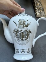 Különleges porcelán Hendrick’s gin-kiöntő
