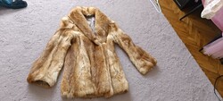 Vintage bézs–mézszínű prémkabát, elegáns nőies fazon