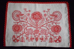Hímzett páva mintás népművészeti kézimunka díszpárna , párnahuzat 54x39 cm