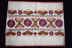Hímzett buzsáki kézimunka díszpárna , párnahuzat 47 x 37 cm