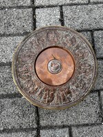 Antik historizáló bronz/réz talpas dísztál – tazza – lovas harci jelenetekkel