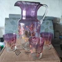 Lila fújt üveg festett kancsó poharakkal