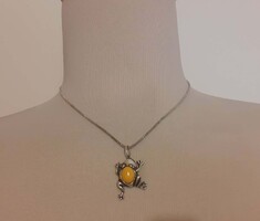 Ezüst nyaklánc borostyánnal díszített béka formájú medállal
