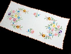 I_Kalocsai mintával hímzett terítő, futó 65 x 30 cm