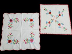 I_2 db Kalocsai mintával hímzett terítő 43 x 42 és 37 x 36 cm
