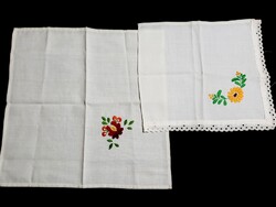 I_2 db Kalocsai mintával hímzett terítő 43 x 43 és 35 x 31 cm