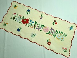 I_Kalocsai mintával hímzett sárga terítő, futó 68 x 31 cm