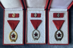 Munka Érdemrend arany, ezüst, bronz fokozata kitüntetés szalagsávval, miniatűrrel dobozában
