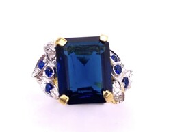 Art Deco stílusú női koktélgyűrű – 6,50 ct mélykék zafír, zafírok és gyémántok