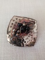 Régi ezüstözött réz iparművészeti ötvös bross / kitűző fekete kövekkel 4,5x5 cm