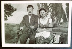 1955 MEDGYESSY MÁRIA + SZIRTES ÁDÁM SZÍNÉSZ -K HINTÓNJÁRÓ SZERELEM FOTÓ LAP