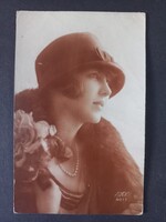 Antik fotó-képeslap Elegáns kalapos nő prémmel, gyöngysorral és virágokkal – 1920-as évek