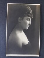 Antik fotó-képeslap Elegáns fiatal nő gyöngysoros  profilportréja Békéscsaba 1922