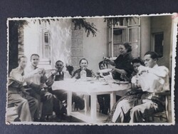 Antik fotó-képeslap Családi társaság kerti asztalnál, 1930-as évek