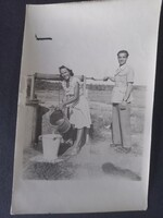 Régi  fotó Vízmerítés kerekes kútnál – fiatal pár, 1947. augusztus 15.