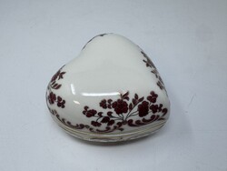 Zsolnay szív alakú porcelán bonbonier bordó virágmintával és finom aranyozással
