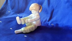 Porcelán kézzel festett öltözködő kislányfigura Budapest Aquincum