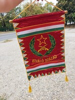 Gyönyörű selyem Kivàló Százados zászló