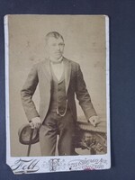 Antik keménytáblás fotó Fiatal férfi műtermi portréja – L. W. Felt fényképész, Chicago, 1890-es évek