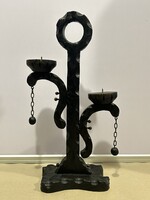 Rusztikus, kézzel faragott fa asztali kandeláber / kétágú gyertyatartó (48 cm)