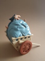 Kuzco láma a Pacha szekerén 2001 évben kiadott Happy Meal játék.