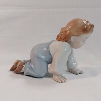 Zsolnay négykézláb mászó kislány / kisgyermek figura (Sinkó András) – Hibátlan