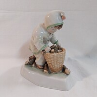 Zsolnay rőzsegyűjtő / fát gyűjtő gyerek figura (Sinkó András) – Hibátlan