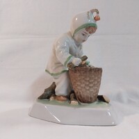 Zsolnay rőzsegyűjtő / fát gyűjtő gyerek figura (Sinkó András) – Hibátlan