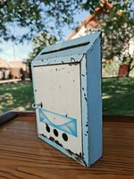Régi, kisméretű lemez postaláda, levélszekrény kulcsával