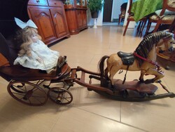 Nagyméretű vintage fa ló és kocsi porcelánbabával – bőr és fém részletekkel