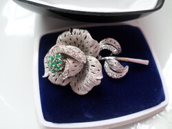 Vintage bizsu rózsa virág bross kitűző smaragdzöld színű cirkónia kövekkel dobozában JOYAS GRALO