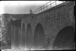Kőboltozatos vasúti viadukt hegyi tájon   8x6 cm üvegnegatív 1910/20  WH8