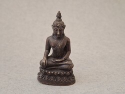 Régi mini Buddha bronz vagy réz szobor, figura, 3,5 cm