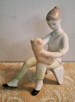 Aquincumi porcelán figura, egy macival játszó kislányt  1960 -as évekből