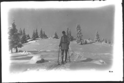 Síelő férfi havas hegyvidéken 1910/20 9×6 cm üvegnegatív  WH2