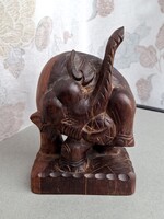 Vintage, faragott fa elefánt figura, labdával játszó elefánt, 17,7 cm