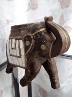 Vintage fa elefánt figura, gyöngyház berakással és sárgaréz díszítéssel, 23 cm
