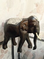 Vintage fa elefánt figura, vésett fém rátétekkel, 22 cm