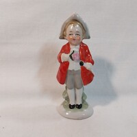Vintage porcelán figura (piros kabátos fiú virággal) – 10,5 cm
