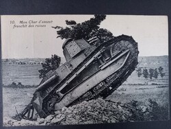 Antik képeslap  I. világháború francia harckocsi romokon halad át  1914/18