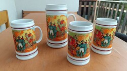 Eladó 4 darab Hollóházi Magyar Posta porcelán korsó, történelmi postakocsi-motívummal.