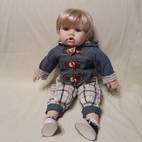 Bájos arcú porcelánbaba,porcelán fiú baba.jelzett.52 cm