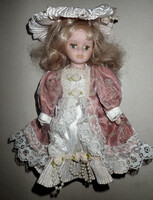 Vintage porcelánbaba viktoriánus porcelán baba porcelánfejű baba korhű csipkés ruhában kalapban