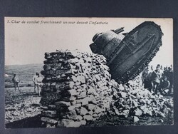 Antik képeslap  I. világháború francia harckocsi falon tör át a gyalogság előtt 1914/18